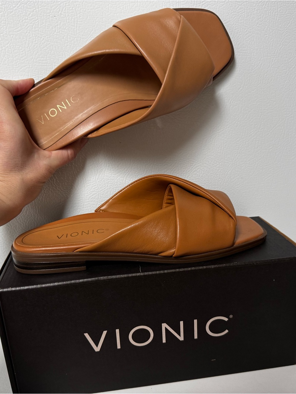 NWT Vionic Tan Leather Cross‑Strap Slide Sandals